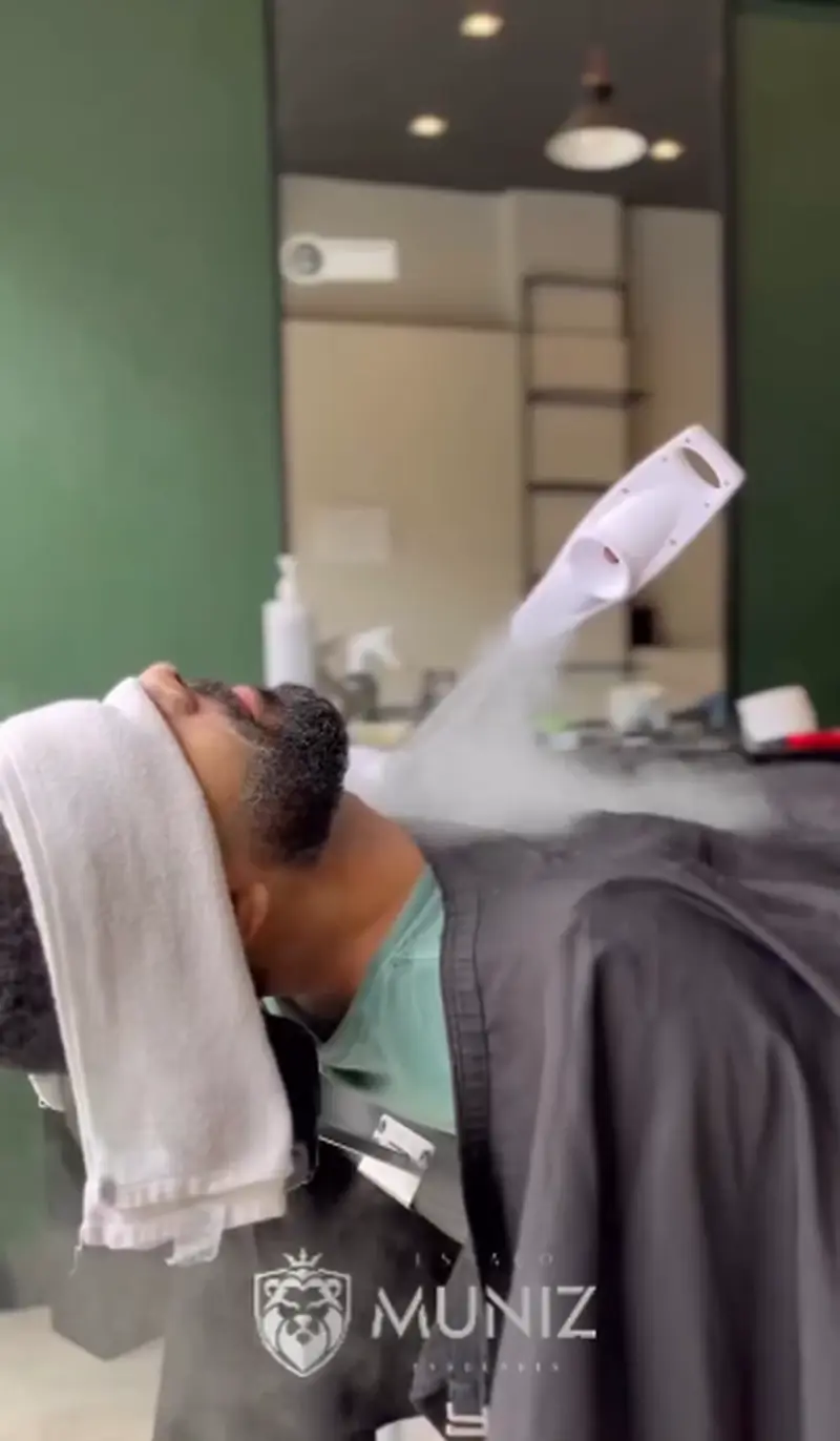 Cliente recebendo tratamento facial com vapor na Espaço Muniz